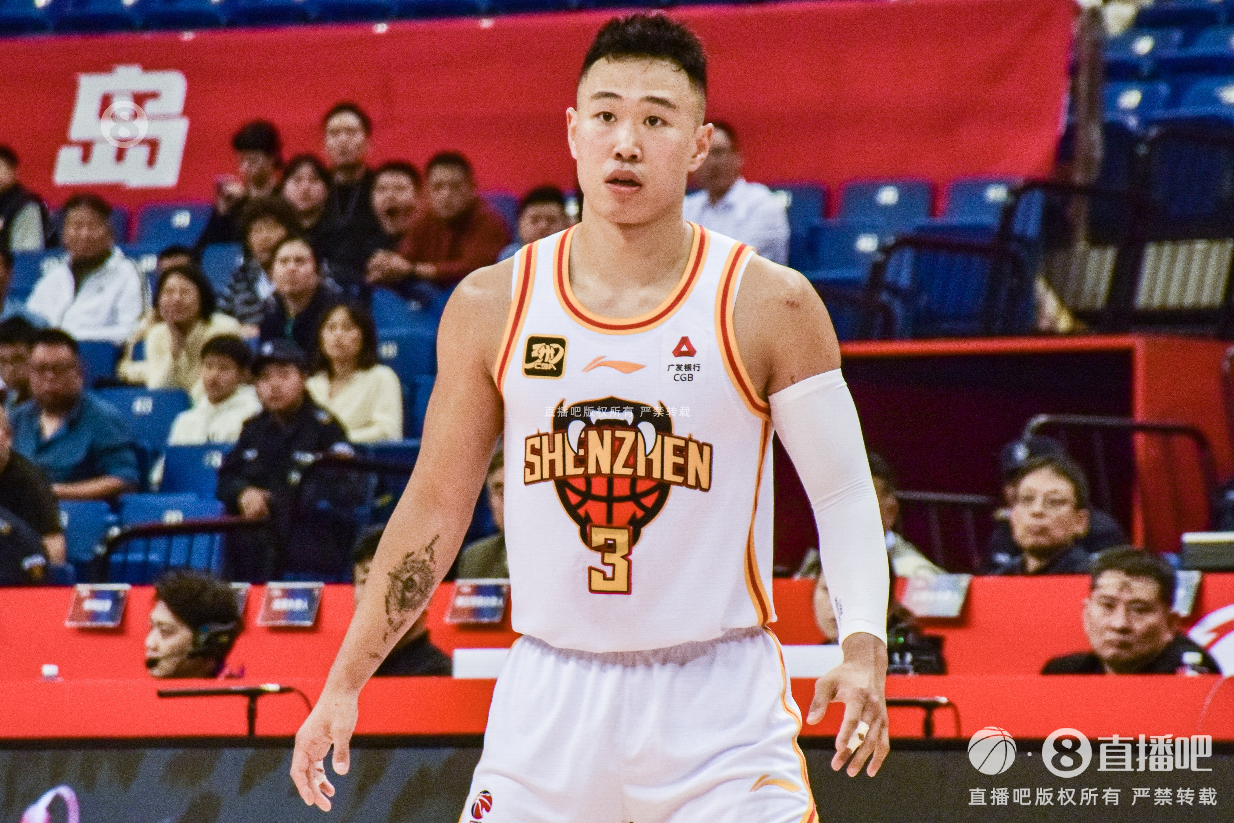 攻防俱佳！贺希宁17中8&三分7中3拿到19分 贡献4次抢断